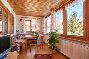 Ferienwohnung Untersberg, 2 Personen, 45 qm, Wintergarten mit Bergblick-Wintergarten