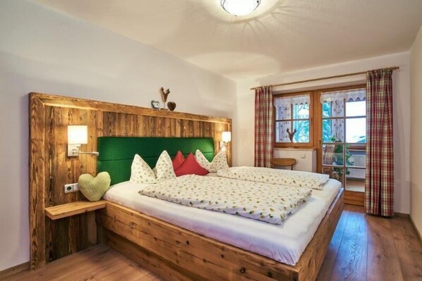 Ferienwohnung Untersberg, 2 Personen, 45 qm, Wintergarten mit Bergblick-neues Schlafzimmer im Altholz-Design und Betten in Komforthöhe