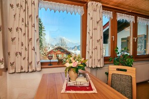 Ferienwohnung Untersberg, 2 Personen, 45 qm, Wintergarten mit Bergblick-Aussicht vom Wintergarten