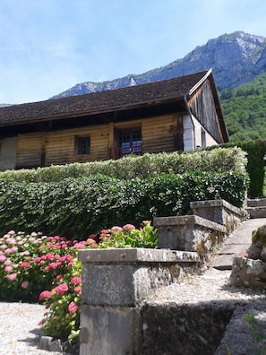 ce bâtiment est une dépendance du château de Fésigny