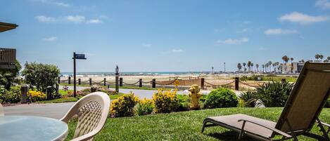 Patio/View - Panoramic views of the ocean, river, harbor, and mountains from your own grassy patio!