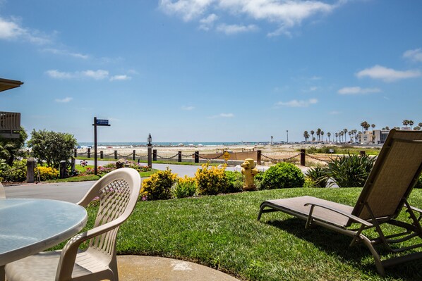 Patio/View - Panoramic views of the ocean, river, harbor, and mountains from your own grassy patio!