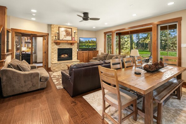 Sunset Haven: - Comfortable great room with views of the golf course.