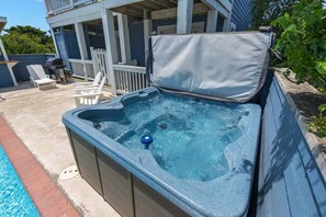 Surf-or-Sound-Realty-852-Sea-Creature-Hot-Tub