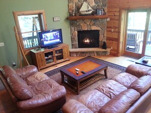 Great room, gas fireplace, Flat Screen TV, quality 