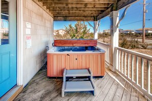 Surf-or-Sound-Realty-Sounds-Good-2-Me-823-Hot-Tub