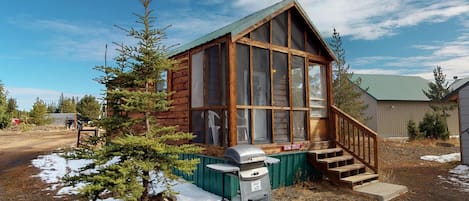 This cute cabin is perfect for a couples getaway or a small family.