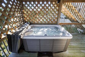 Surf-or-Sound-Realty-845-Siren's-Treasure-Hot-Tub