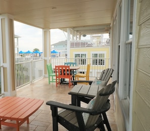 Your condo is right next door to the beach club.
Restaurant / bar, pools, hot tub, fitness center & gift shop just steps away.