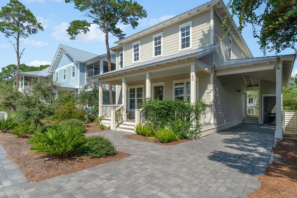 Quiet neighborhood just minutes walking to surf, pool & drinks/ dining