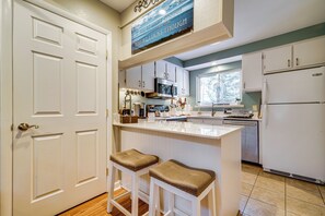 Kitchen | Free WiFi | Keurig Coffee Maker | Spices