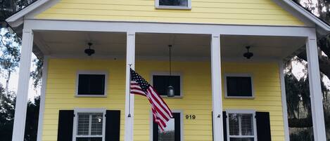 Coastal Cottage on large lot in Port Royal