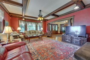 Living Room | Cable TV | Free WiFi | Central A/C & Heating
