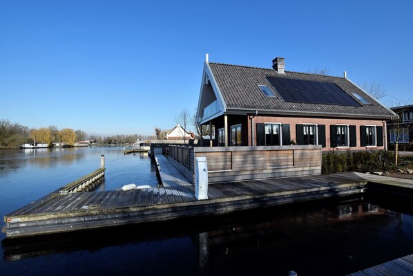 Stugans exteriör [sommar]