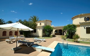 Large outdoor space with outdoor kitchen, Springboard was recently removed