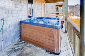 surf-or-sound-realty-mermaids-keep-133-hot-tub