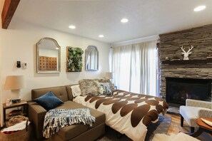 Beautiful Living Room w/ Gas Fireplace, Wall Mounted Smart TV and Pullout Couch