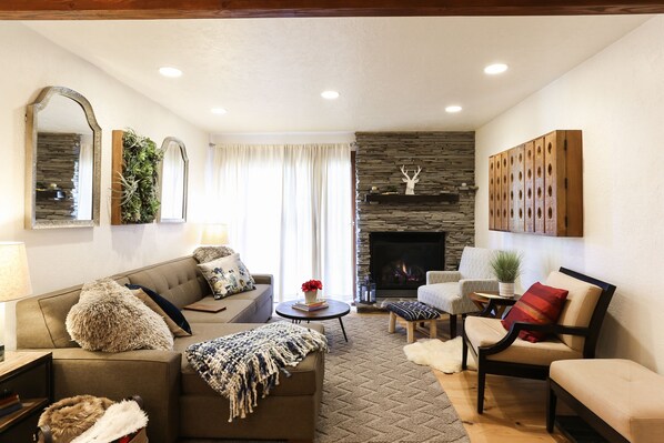 Beautiful Living Room w/ Gas Fireplace, Wall Mounted 49" Smart TV and Patio Door