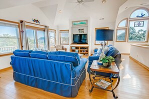 Surf-Or-Sound-Realty-Coaches-Cove-Great-Room-1