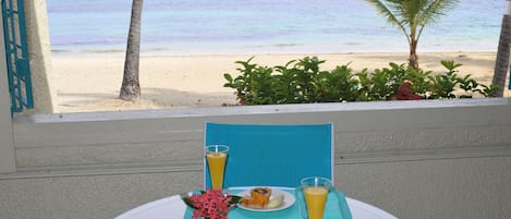 Floor level on the beach, you can enjoy breakfast while listening to the waves.