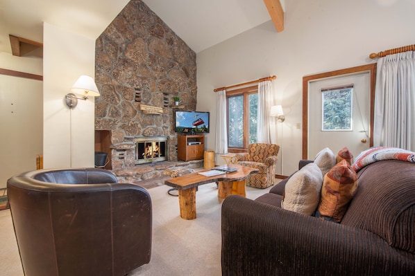 Living Room w/ TV and Fireplace