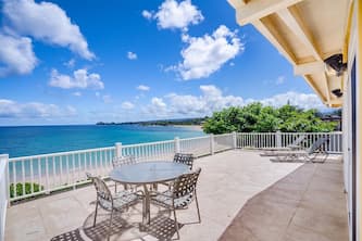 HIGHLY DESIRED PRIVATE BEACHFRONT HOME. Walking distance to Haleiwa town