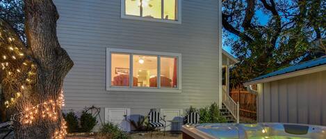 4BR 4BA home; you can walk to downtown or Austin's entertainment districts