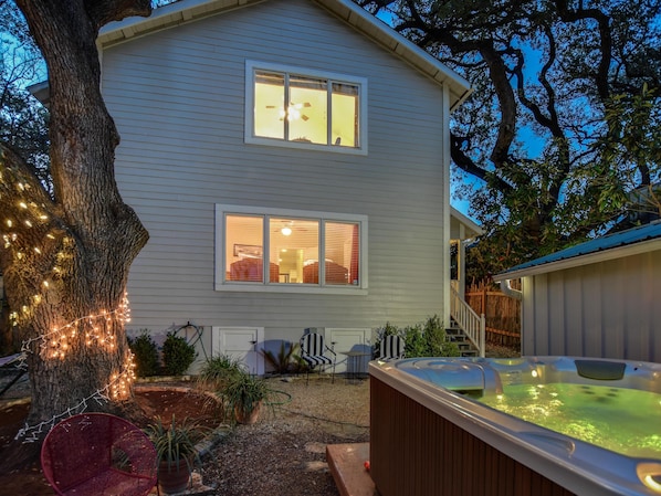 4BR 4BA home; you can walk to downtown or Austin's entertainment districts