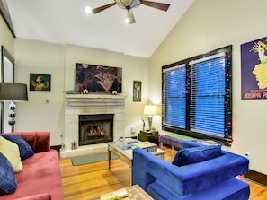 4BR 4B downtown home w/seating for 10 to enjoy fireside chats or the Roku 55"TV