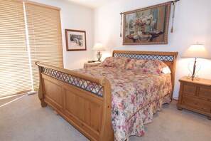 Bedroom 1 - King bed