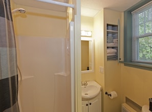 Small but efficient bathroom w shower 