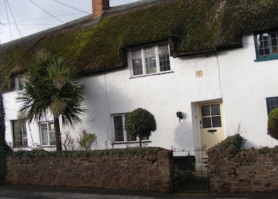 Unique, pet friendly thatched cottage, over 400 years old, Grade II listed