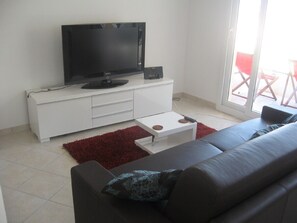 Living room with 40inch TV,DVD player,Nintendo Wii