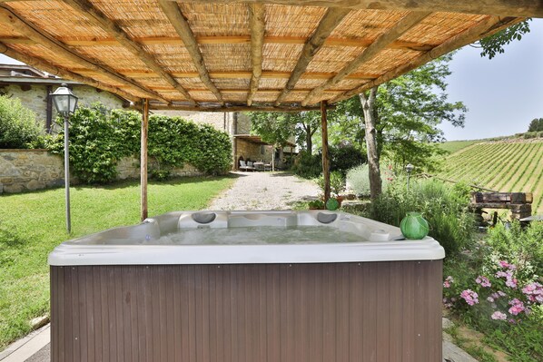 Bain à remous extérieur