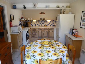 Kitchen/dining
