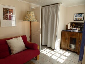 Lounge with flat screen tv - french and uk free channels