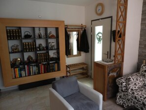 Entrance to the apartment and cloakroom