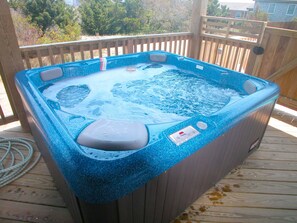A bubbly 6-person hot tub overlooks the swimming pool.