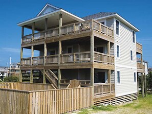 Waves Daze is the perfect home for your next family's vacation. Located in the heart of Waves, Waves Daze offers 4 bedrooms, 4 full and 2 half baths.