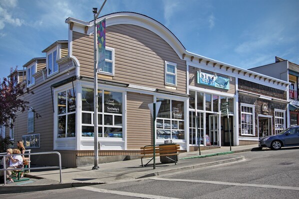 The building which houses the Blue Water condo - as seen from Spring Street. The upstairs windows belong to the condo.

This is a Non-Smoking unit