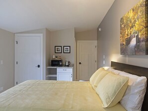 Queen bed with small kitchenette area