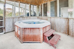 Surf-or-Sound-Realty-Island-Fantasy-443-Hot-Tub