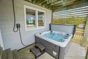 Surf-or-Sound-Realty-300-Dancing-Dunes-Hot-Tub
