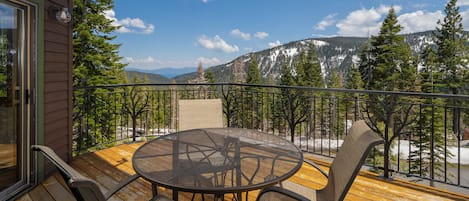 Alpine Retreat Exterior Deck Table Lake View - Alpine Retreat Exterior Deck Table Lake View