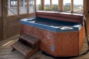 Surf-or-Sound-Realty-Longview-753-Hot-Tub