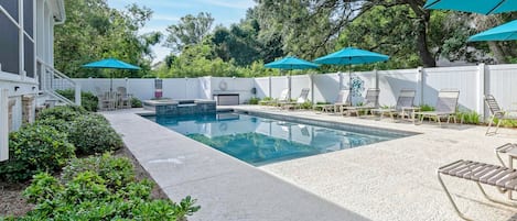 16'x32' pool with hot tub & plenty of seating
