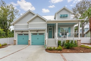 Blue Island Cottage w/rocking chair front porch 