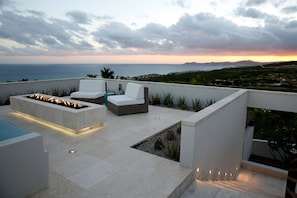 Rooftop with gas fire pit seats 10. Ideal for sunrise, sunset and star gazing.