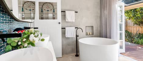 Hotel style main bathroom - Apaiser marble bathtub and lots of privacy