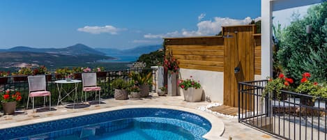 Private pool with Boka Bay Sea View.